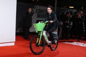 Timothée Chalamet accessorierà il suo outfit da premiere con una bicicletta Lime