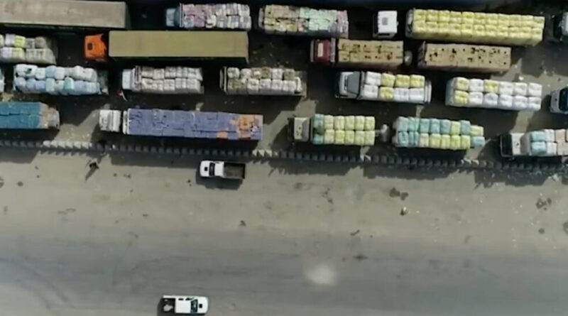 I primi cento camion con aiuti umanitari entrano nella Striscia di Gaza dal valico di Rafah: il video dal drone