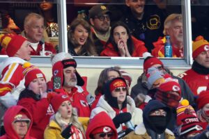 La chat sulla partita dei Chiefs tra Taylor Swift e Caitlin Clark fa infuriare l’ex conduttore di Fox Sports
