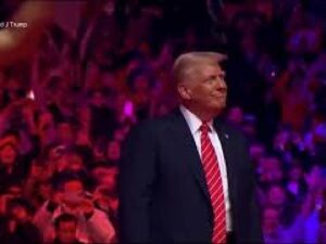 Trump sul palco con i Village People al comizio pre insediamento balla al ritmo di Ymca