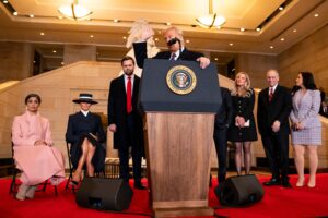 Donald Trump dà il via al secondo mandato con una litania di lamentele e rancori