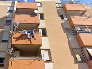 La sorpresa al rientro dal lavolo. La casa è occupata dalla rom: “Me ne vado se mi pagate”