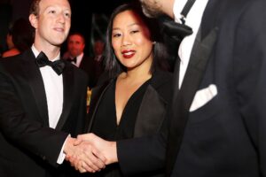 Priscilla Chan, in Bottega Veneta per l’inaugurazione, si schiera con Mark Zuckerberg e l’ordine mondiale di Trump