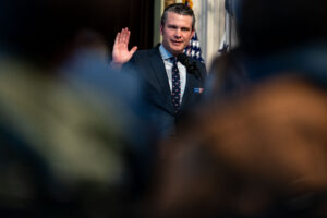 Pete Hegseth, scelto da Trump come segretario alla Difesa, ottiene la conferma al Senato con un voto di spareggio