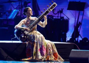 Anoushka Shankar parla di suo padre Ravi, dell’esibizione con Norah Jones e dell’eterna influenza di Björk