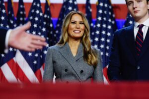 Il fotografo del ritratto ufficiale di Melania Trump dice che il suo scatto cattura la “gentilezza” della First Lady