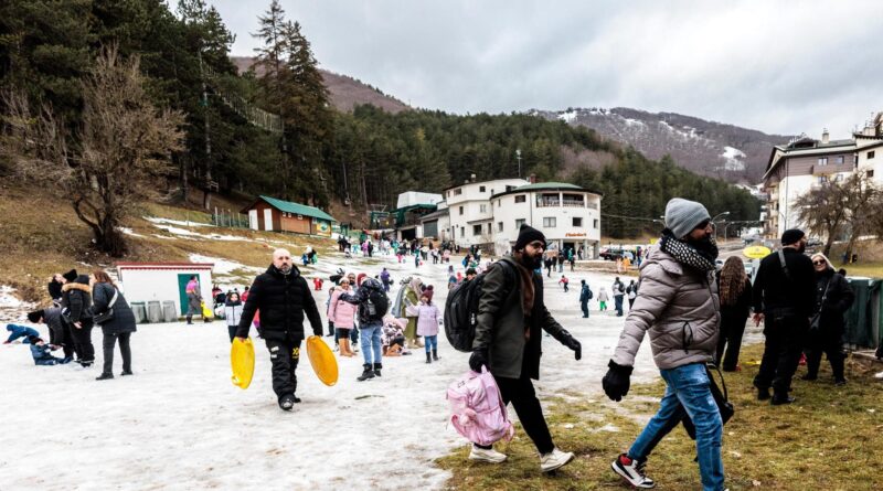 Roccaraso blindata, arrivati 60 pullman ma niente neve: il maltempo anticipa i rientri