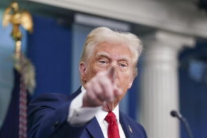 Trump: “Presto dazi anche contro l’Ue, oggi parlerò con Canada e Messico”. Scholz: “Pronti a rispondere”