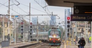 Domani sciopero dei trasporti, stop dei treni regionali in Lombardia e aerei in tutta Italia. Ecco gli orari