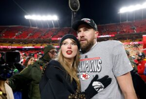 Super Bowl 2025: Travis Kelce abbandona l’hotel dei Kansas City Chiefs per un appuntamento a cena con Taylor Swift