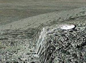 “C’è un Ufo rimasto nascosto nella montagna per secoli, lì c’è un hangar sotterraneo”: si scatenano le ipotesi dopo l’avvistamento di un misterioso oggetto a forma circolare