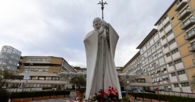 Il Papa al Gemelli: quadro clinico complesso per infezione polimicrobica. Salterà l’udienza generale e il Giubileo dei diaconi