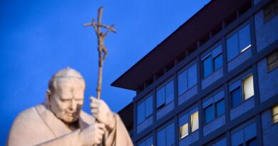 Il Papa dal Gemelli governa “a bassa intensità”, ma decide lui su tutto (bollettino compreso). L’incognita Giubileo