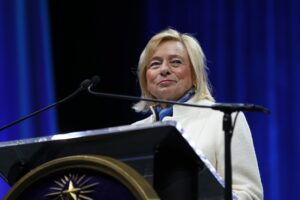 Il governatore del Maine si scontra con Trump sugli atleti transgender: “Ci vediamo in tribunale”