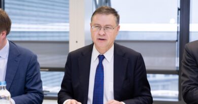 Dombrovskis: “L’Unione europea reagirà ai dazi di Trump. Il rischio è che il Pil mondiale crolli del 7%”