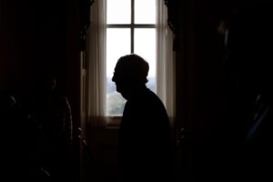 Il regno di Mitch McConnell al Senato termina con un sussulto