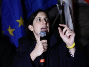 Schlein e le giravolte anti-Ue: finisce isolata dentro il Pse e la fanno parlare solo alla fine