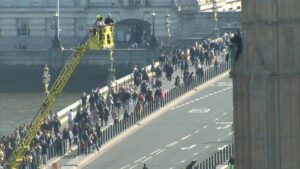 Violazione della sicurezza al Parlamento mentre un uomo con bandiera palestinese si arrampica sul Big Ben