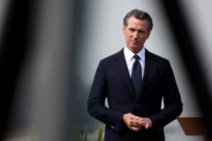 Il governatore della California Gavin Newsom dice che gli atleti transgender che giocano negli sport femminili sono “profondamente ingiusti”