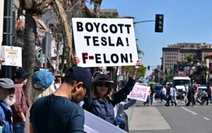 Le proteste contro Elon Musk si stanno intensificando in tutto il Paese