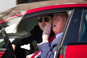 Neanche la piccola parata di Tesla di Donald Trump alla Casa Bianca ha aiutato il patrimonio netto di Elon Musk