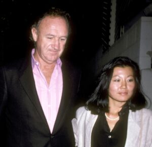 La moglie di Gene Hackman, Betsy Arakawa, è morta almeno un giorno dopo rispetto a quanto si pensava in origine