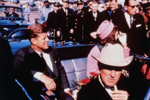 Trump, “uomo di parola”, ordina all’FBI di rilasciare subito altri file su JFK