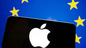 L’UE obbliga Apple ad aprire iOS, ma dà il via libera agli iPhone senza porte