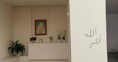 Lo straniero esce dal Cpr e vandalizza la chiesa con scritte inneggianti ad Allah