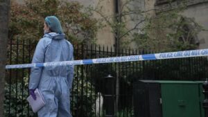 La polizia dice che il neonato è stato trovato morto fuori dalla chiesa in una borsa di M&S