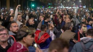 Richieste di indagini sulle denunce di uso di armi soniche illegali contro manifestanti pacifici in Serbia