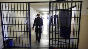Rivolta nel carcere di Alessandria, i detenuti lanciano candeggina: nove agenti in ospedale