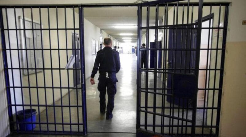 Rivolta nel carcere di Alessandria, i detenuti lanciano candeggina: nove agenti in ospedale