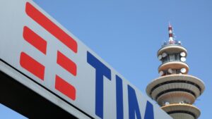 Tim torna italiana, Poste Italiane sale al 24,81%