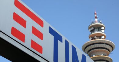 Tim torna italiana, Poste Italiane sale al 24,81%