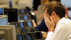 Borse a picco per la paura dei dazi, Milano -2% maglia nera