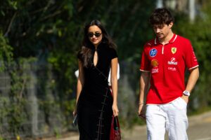 Alexandra Saint Mleux, la fidanzata di Charles Leclerc, sta dettando le regole dello stile WAG in F1