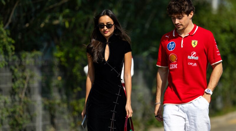Alexandra Saint Mleux, la fidanzata di Charles Leclerc, sta dettando le regole dello stile WAG in F1