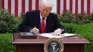 Il day after dei dazi di Trump. Borse asiatiche in rosso, record dell’oro. Usa: “Non reagite o ci sarà escalation”