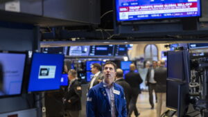 I dazi travolgono le borse, aumentano i rischi di recessione