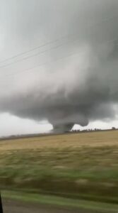 Un potente tornado colpisce la città di Lake City, nell’Arkansas: case distrutte e alberi divelti. Le immagini