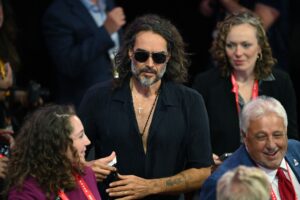 Russell Brand accusato di stupro, violenza sessuale e aggressione indecente