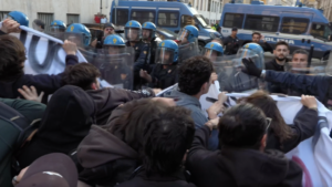 Tensione e cariche a Milano al corteo contro il decreto sicurezza e pro Palestina: le immagini