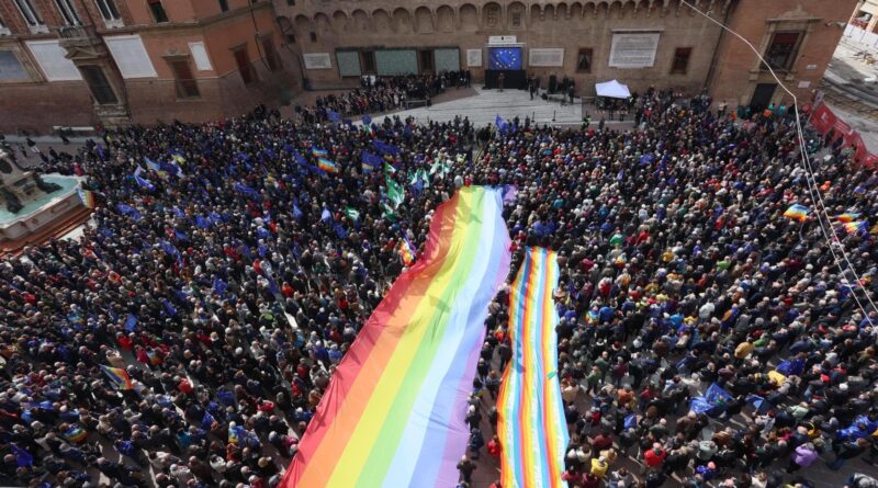 A Bologna per l’Europa: la diretta. Serra: “I nostri trisnipoti diranno: ricordate quelle piazze…”
