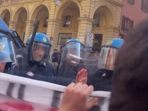 “Non ci rappresenta”. Gli antagonisti si scontrano con la polizia a Bologna