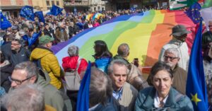 A Bologna la piazza pro Ue. Prodi: gli Usa non sono più la più grande democrazia al mondo. Tensioni polizia-antagonisti