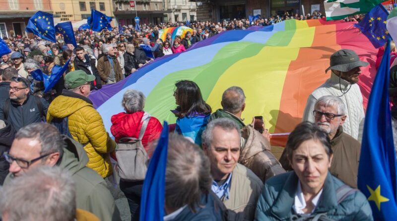A Bologna la piazza pro Ue. Prodi: gli Usa non sono più la più grande democrazia al mondo. Tensioni polizia-antagonisti