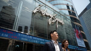 La Borsa di Tokyo tenta il rimbalzo e guadagna oltre il 5%, Hong Kong +2%