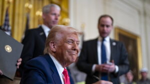 Trump: ‘Tutti mi chiamano per baciarmi il culo’. Pechino: “Pronti alla guerra dei dazi”