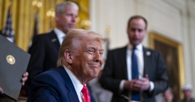 Trump: ‘Tutti mi chiamano per baciarmi il culo’. Pechino: “Pronti alla guerra dei dazi”
